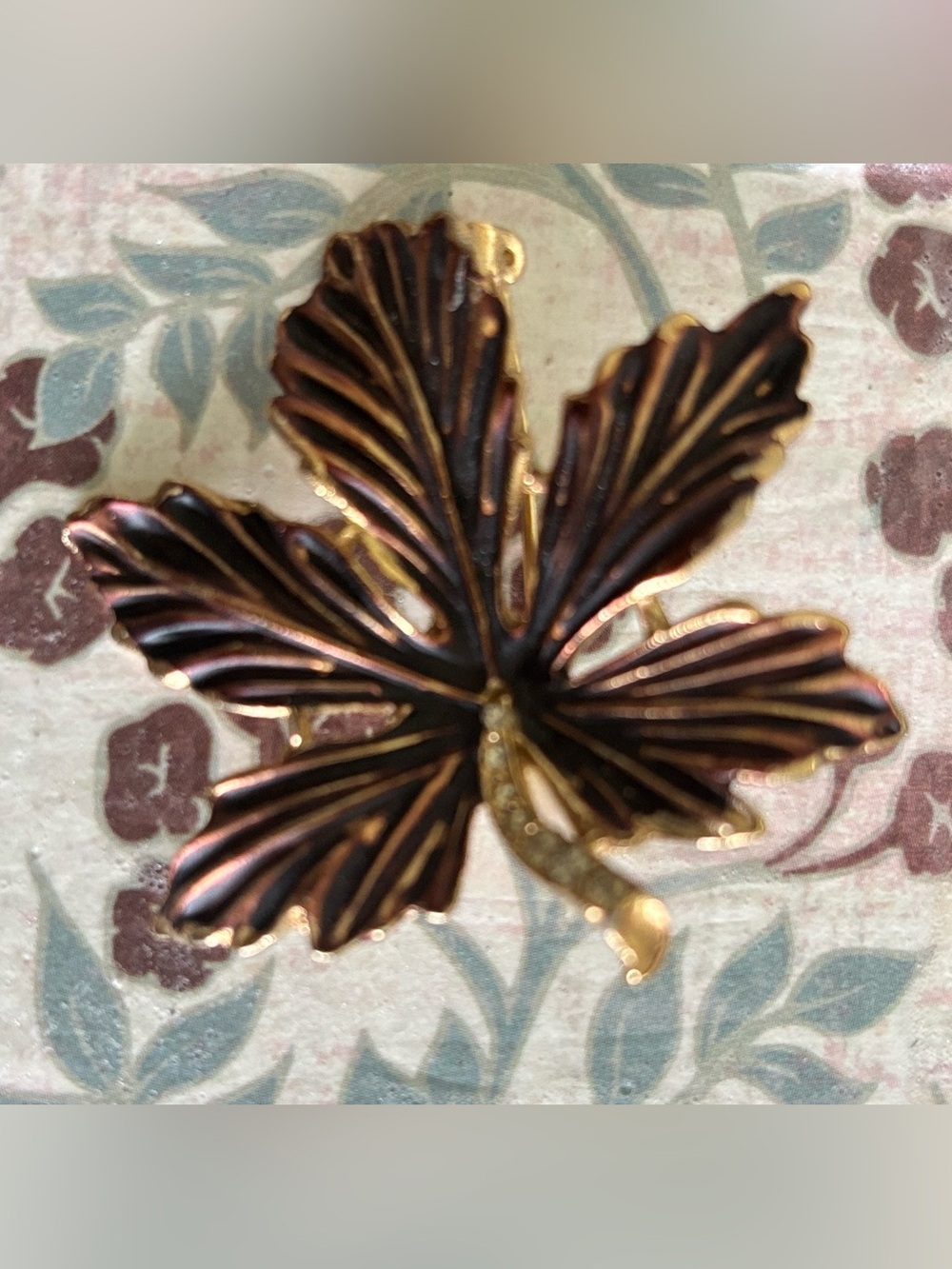 Leaf brooch